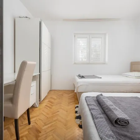 Vintage Spartium With Free Parking Apartment