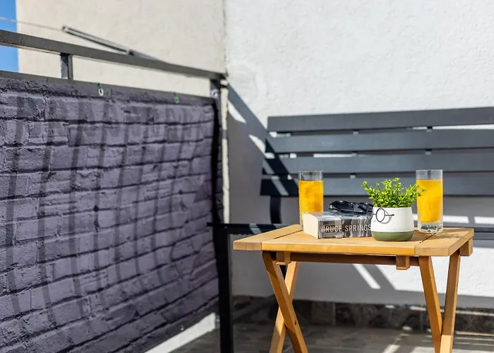 Vintage Spartium With Free Parking