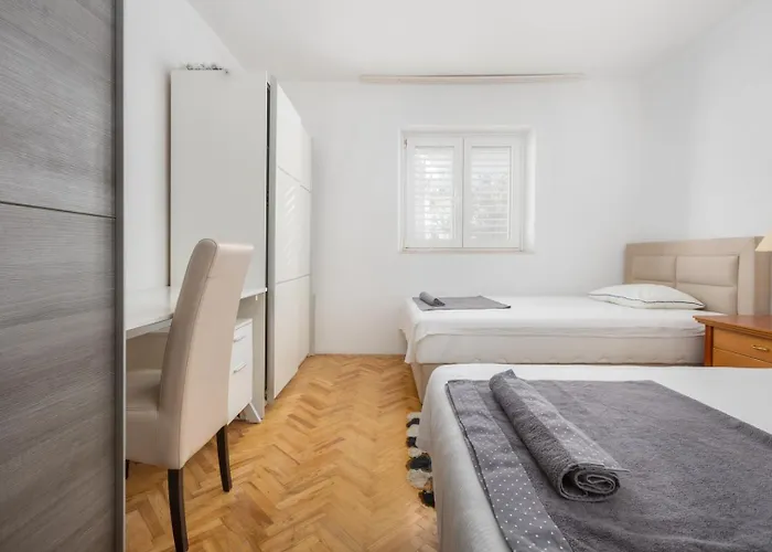 Vintage Spartium With Free Parking Apartment