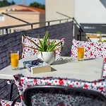 Vintage Spartium With Free Parking