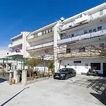 Vintage Spartium With Free Parking