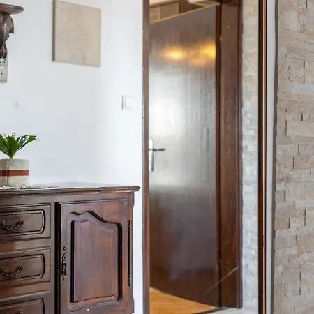 Vintage Spartium With Free Parking Apartment