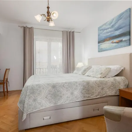 Vintage Spartium With Free Parking Apartment
